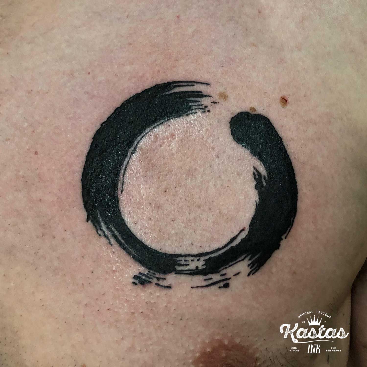 tatuaje blanco y negro círculo de enzo