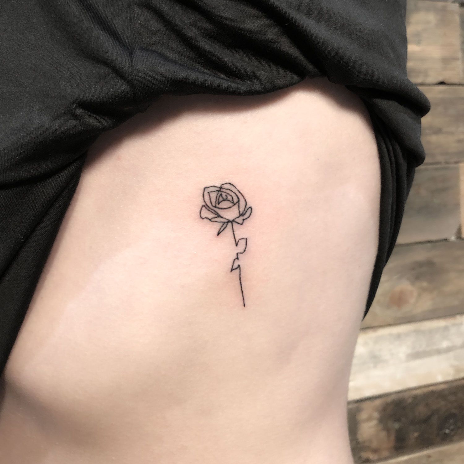 tatuaje blanco y negro de una rosa