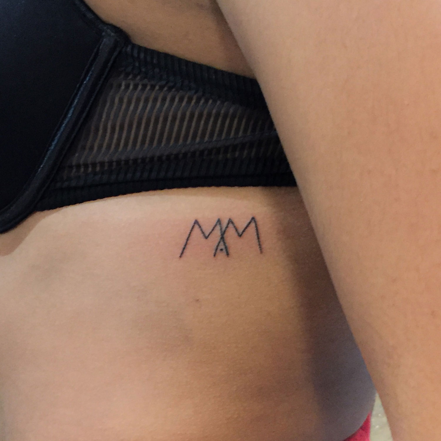tatuaje blanco y negro de dos M