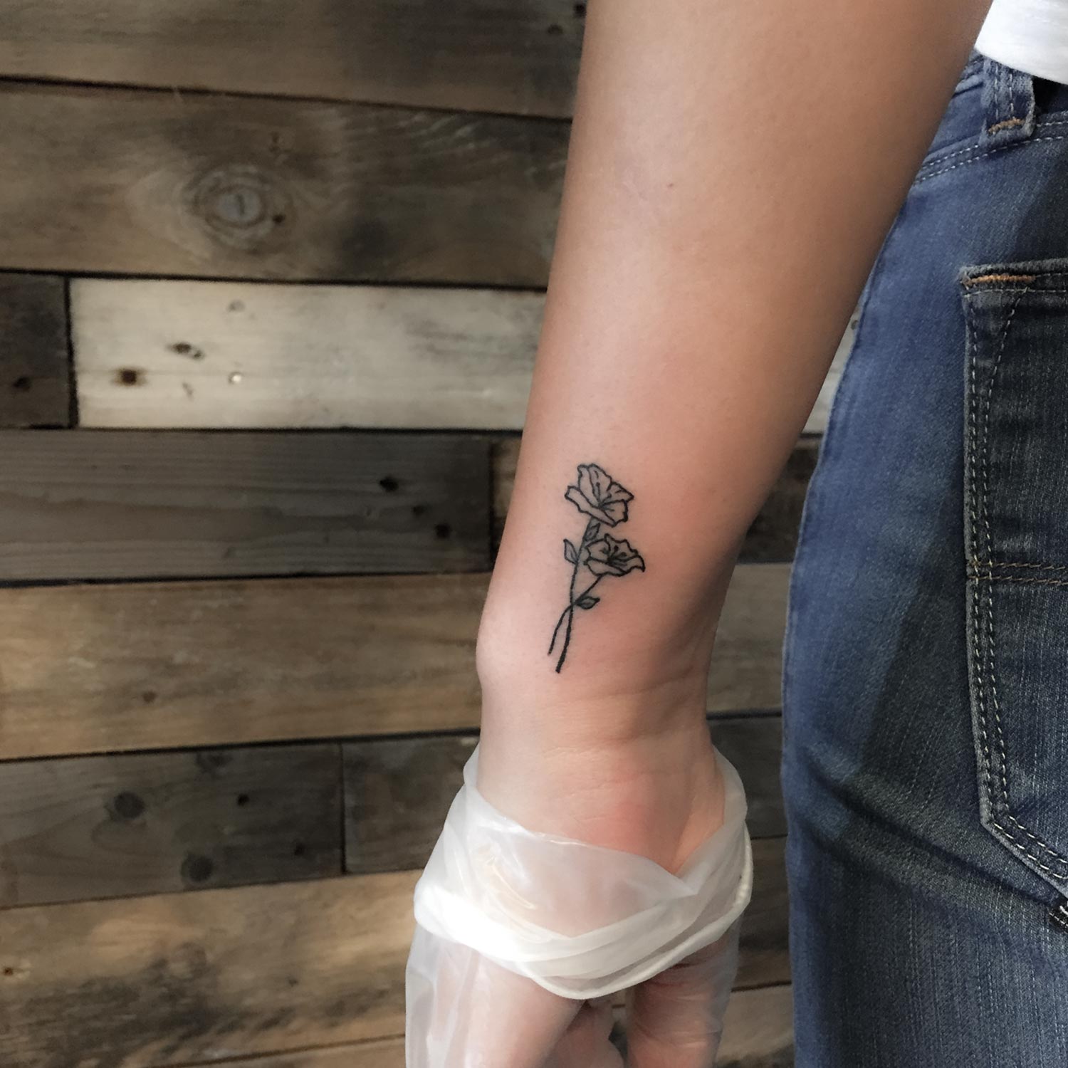 tatuaje blanco y negro de dos flores