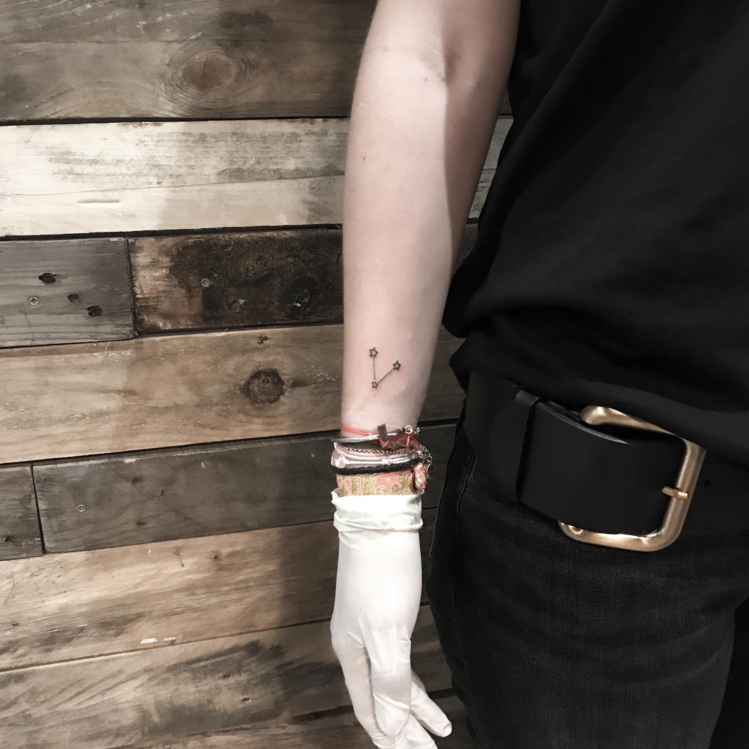 tatuaje blanco y negro de tres estrellas