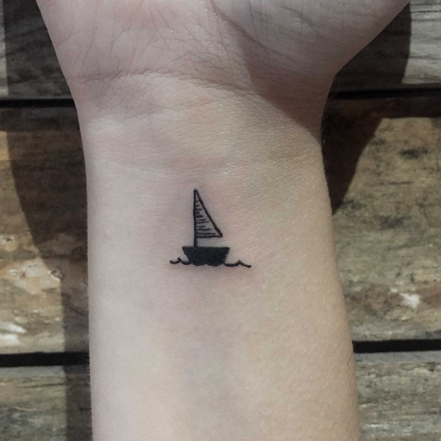 Tatuaje black work de un barco