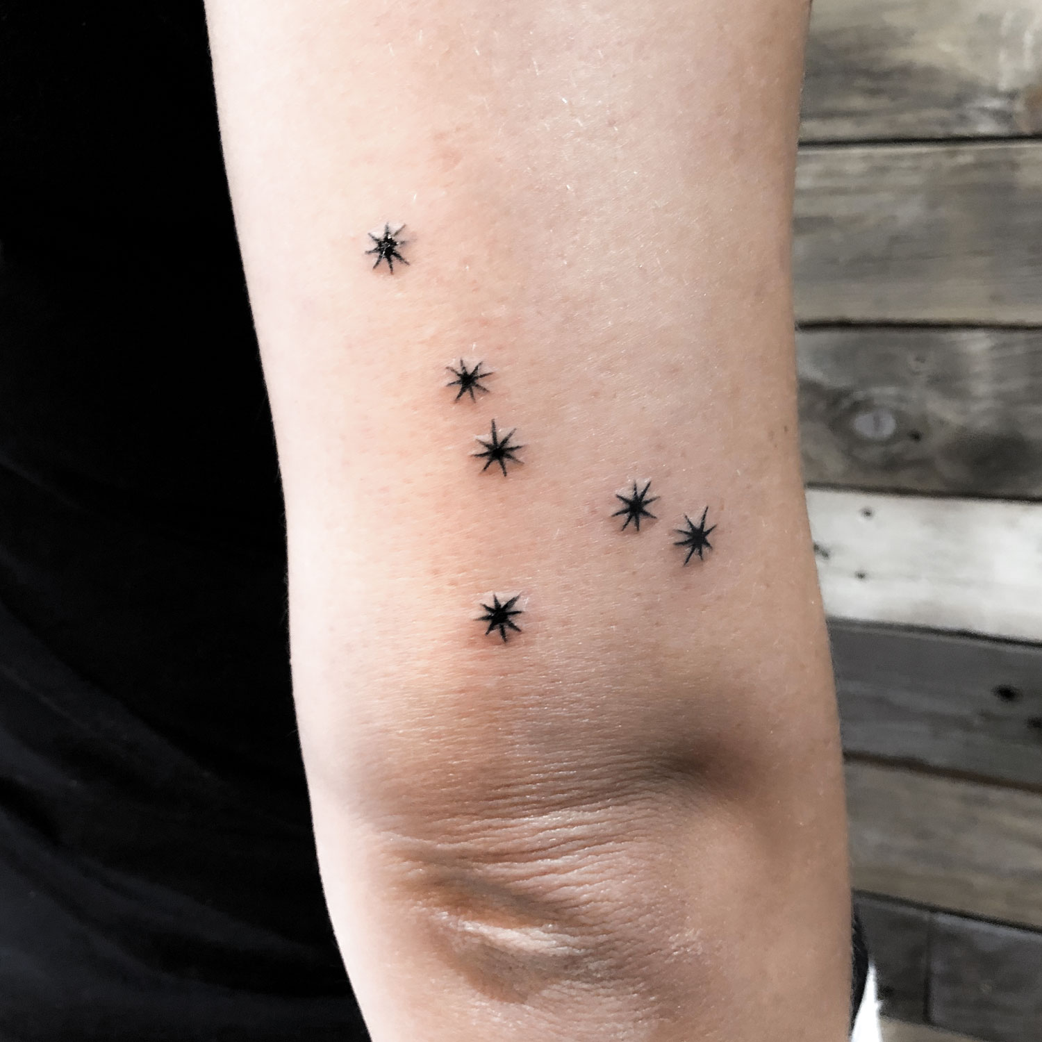 tatuaje blanco y negro constelación cáncer