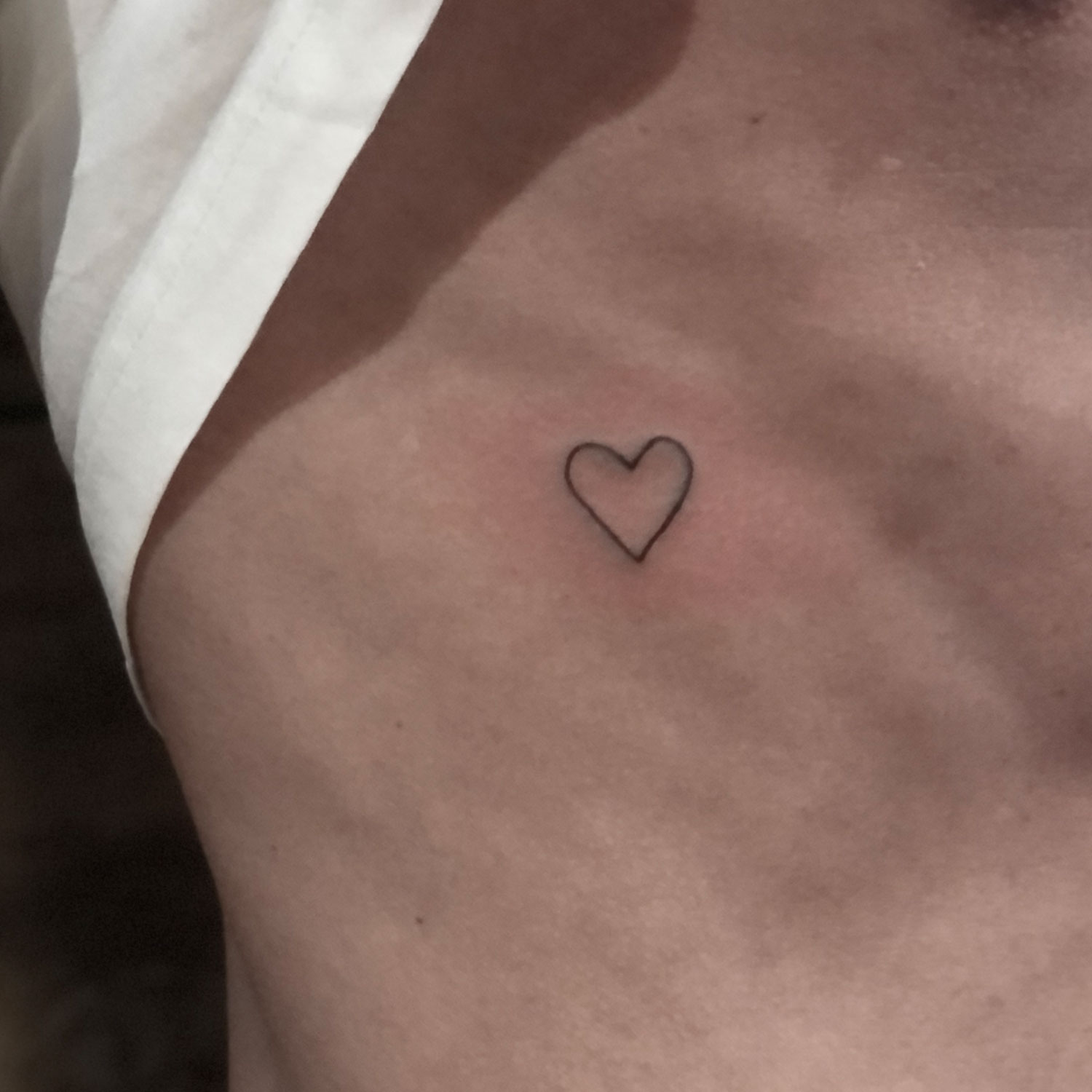 tatuaje blanco y negro corazón
