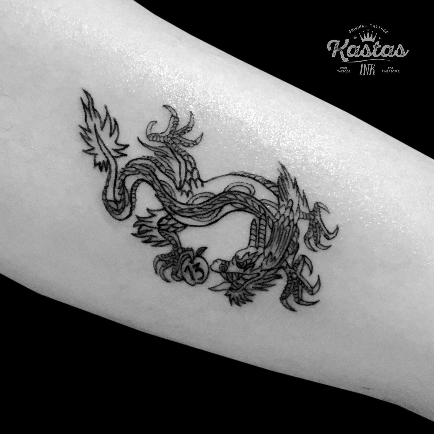 tatuaje black work de un dragon chino
