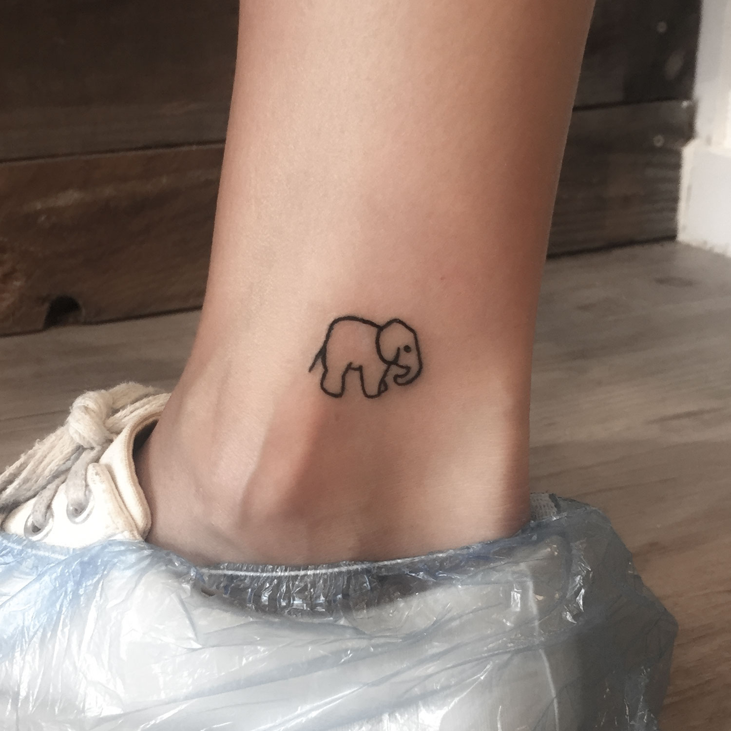 tatuaje blanco y negro elefante