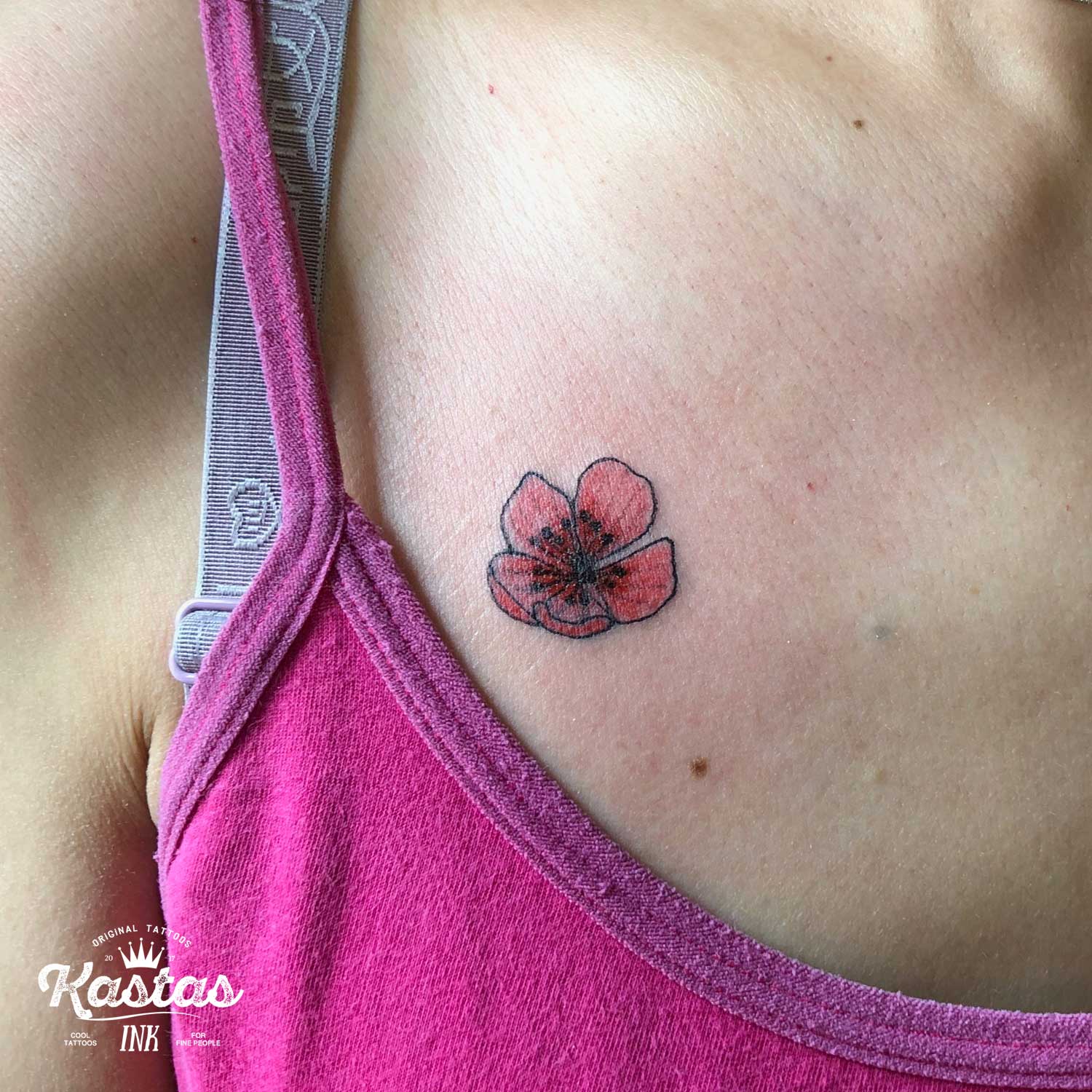 tatuaje color flor de melocotón