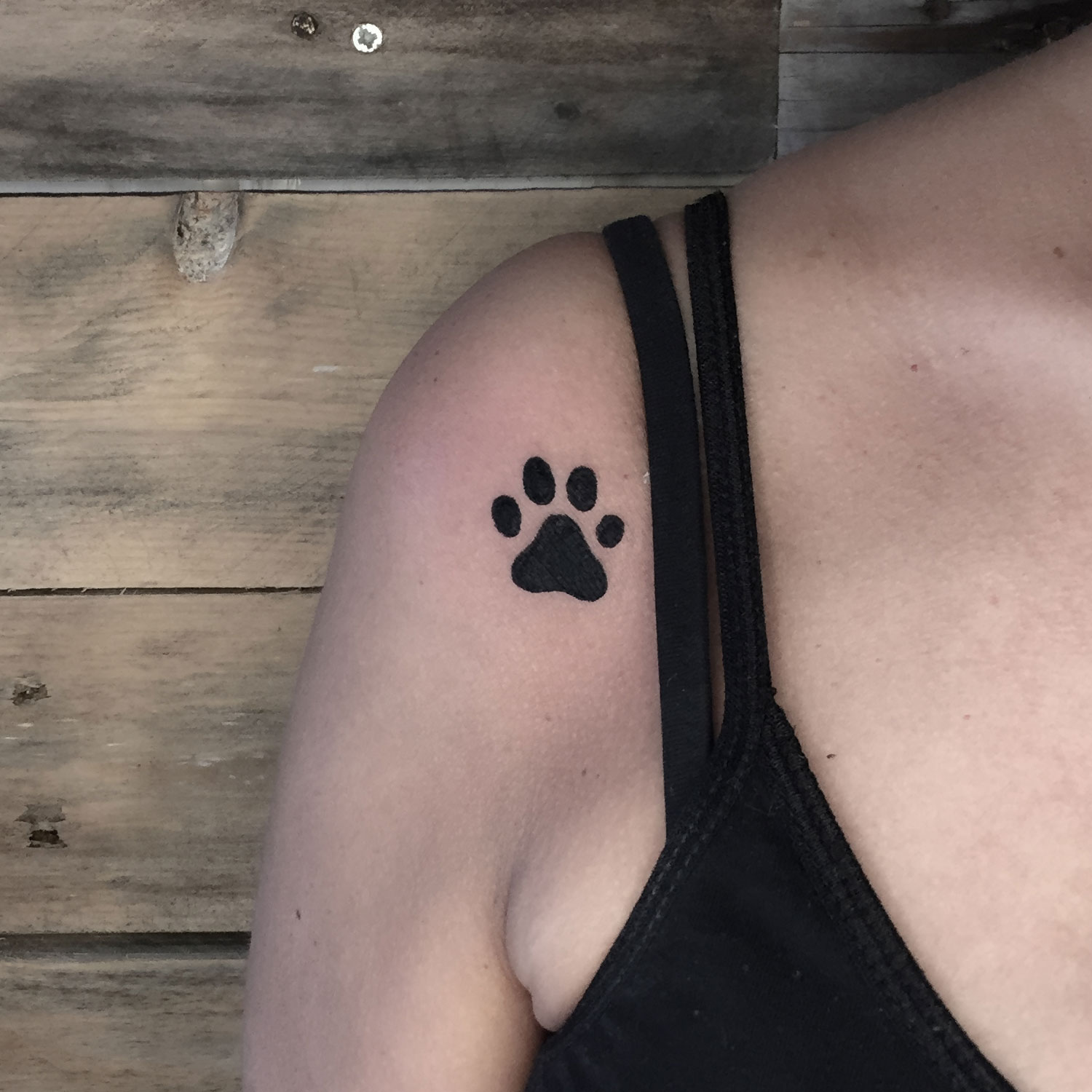 tatuaje blanco y negro silueta huella perro