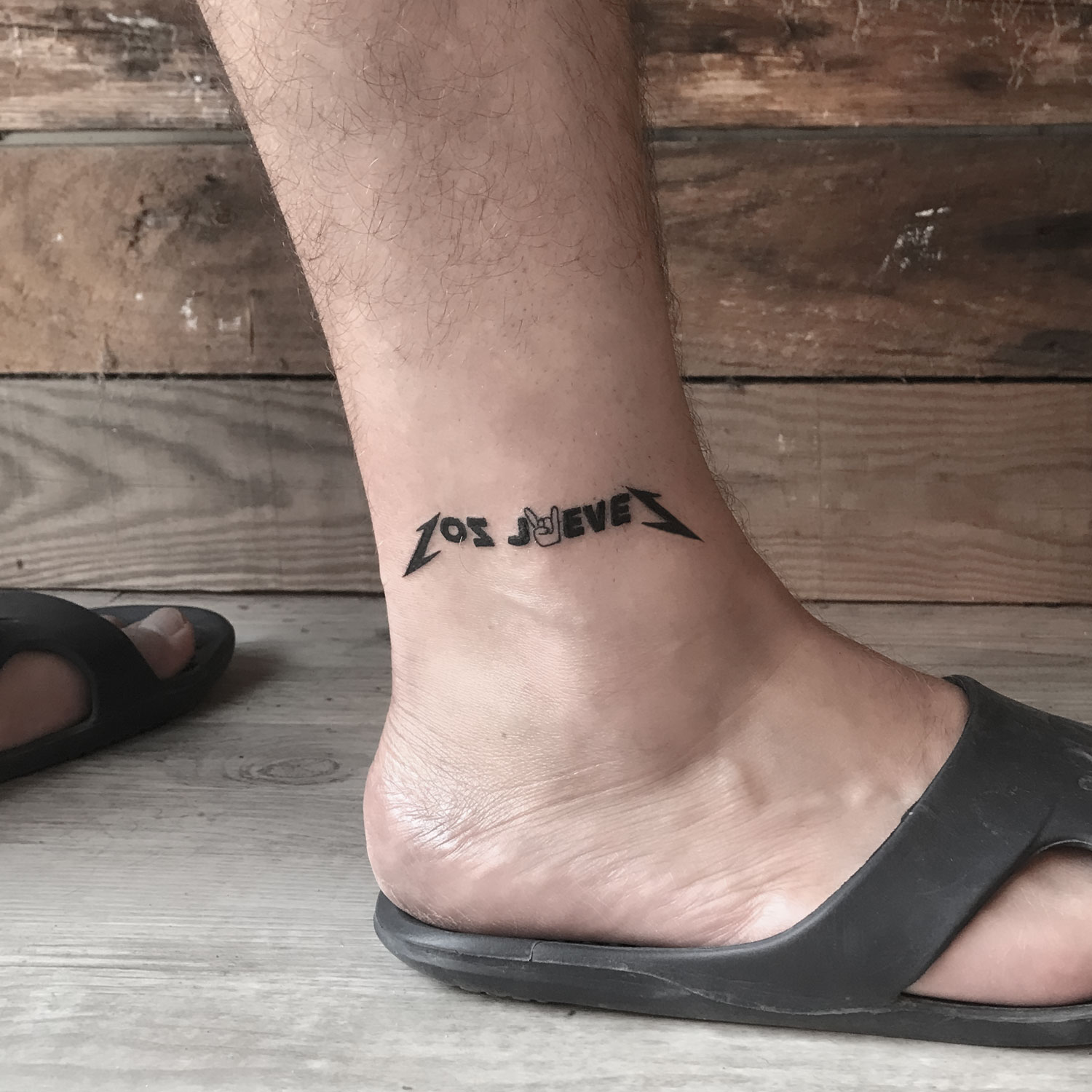 tatuaje blanco y negro lettering