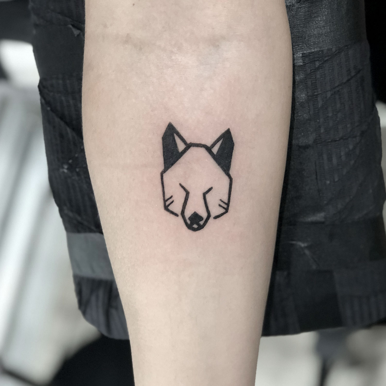 tatuaje blanco y negro lobo