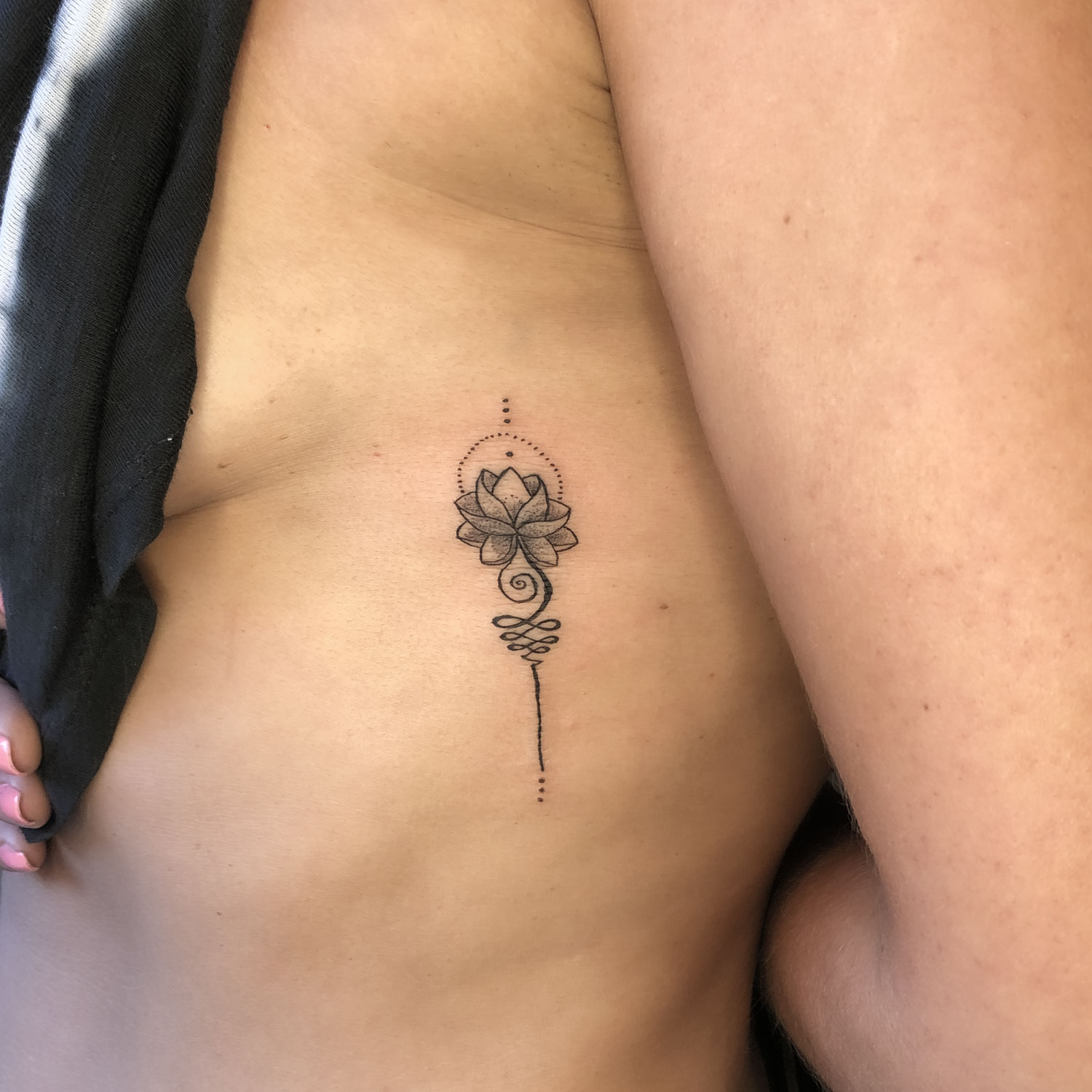 tatuaje blanco y negro flor de loto