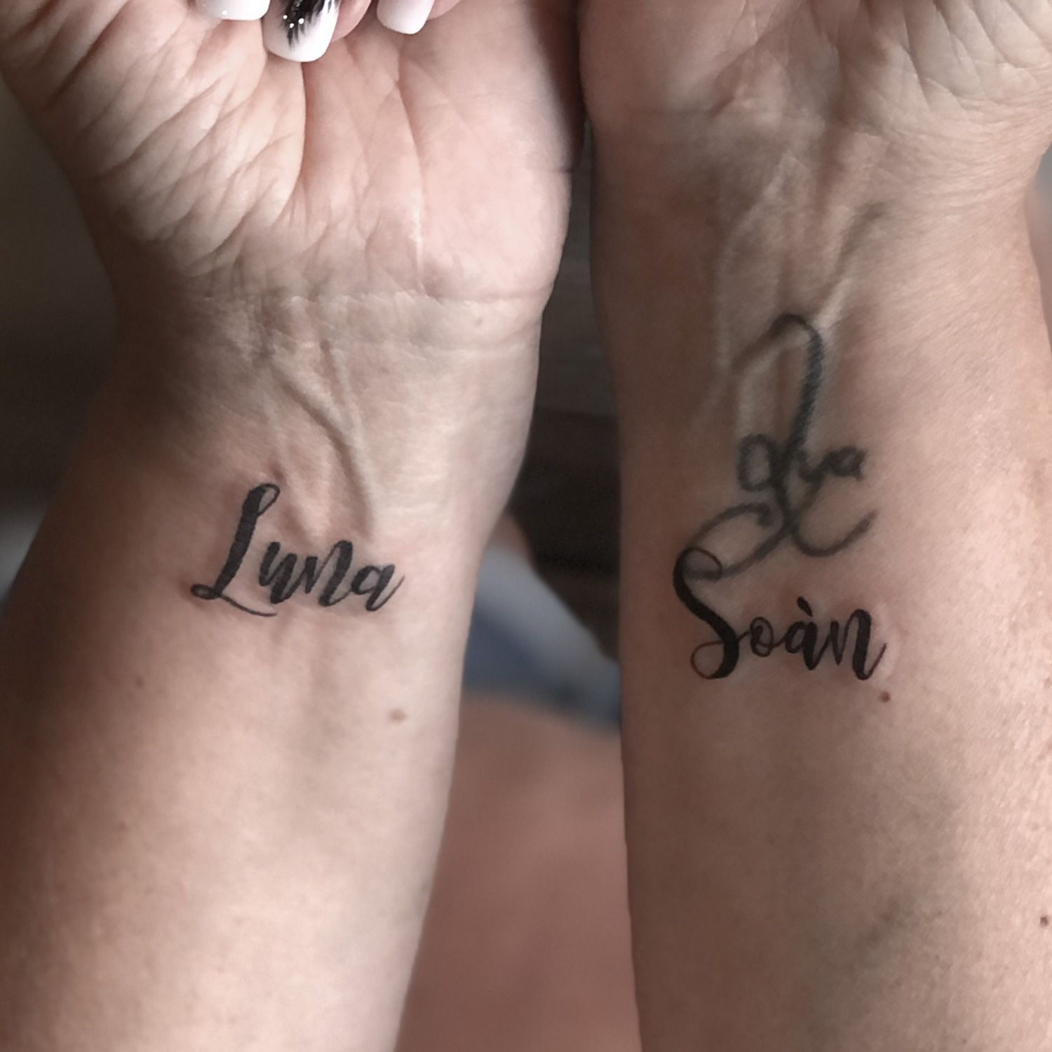 tatuaje blanco y negro lettering