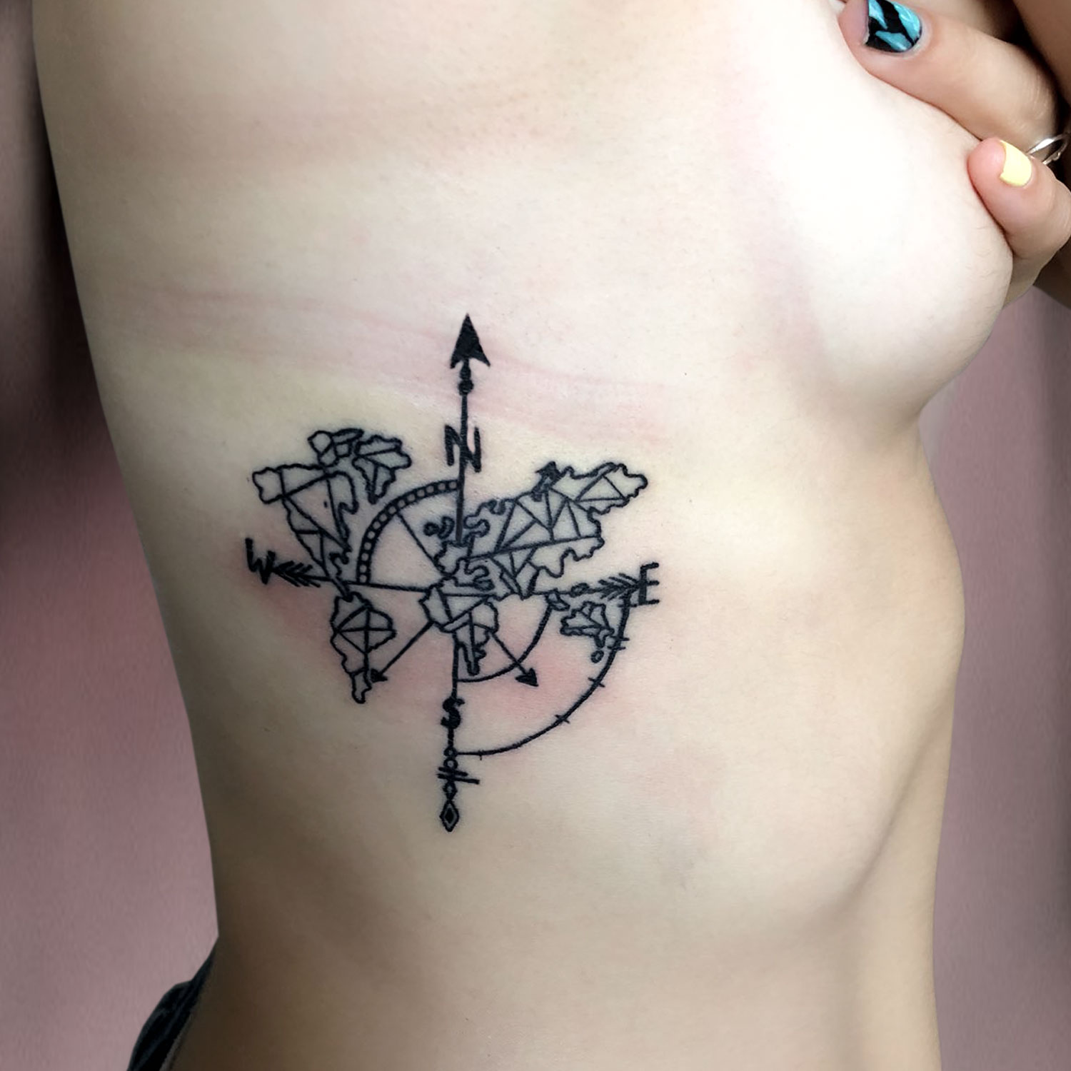 tatuaje blanco y negro de un mapamundi