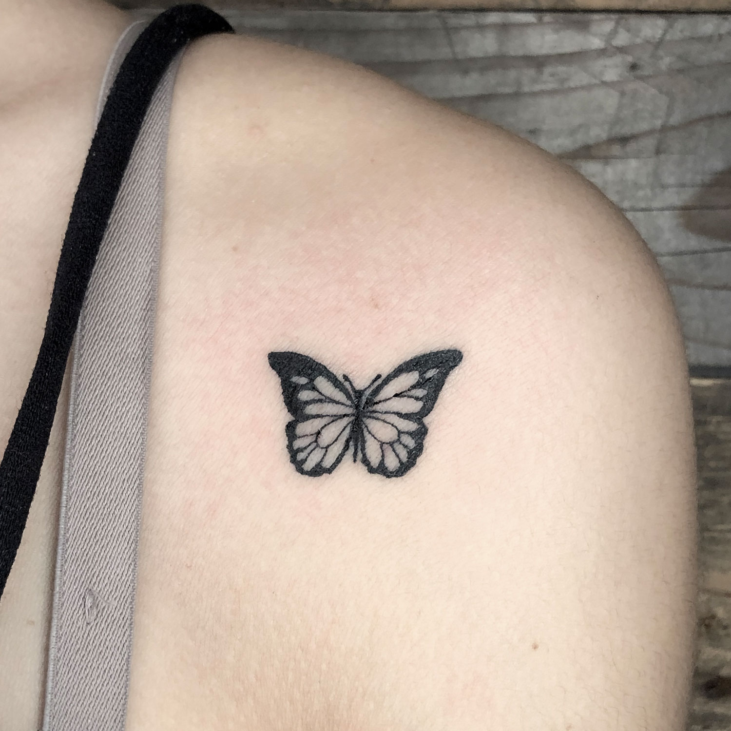tatuaje blanco y negro mariposa