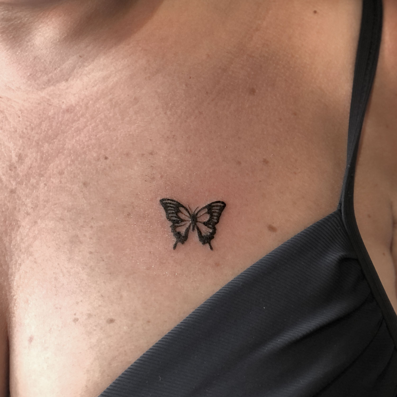tatuaje blanco y negro mariposa
