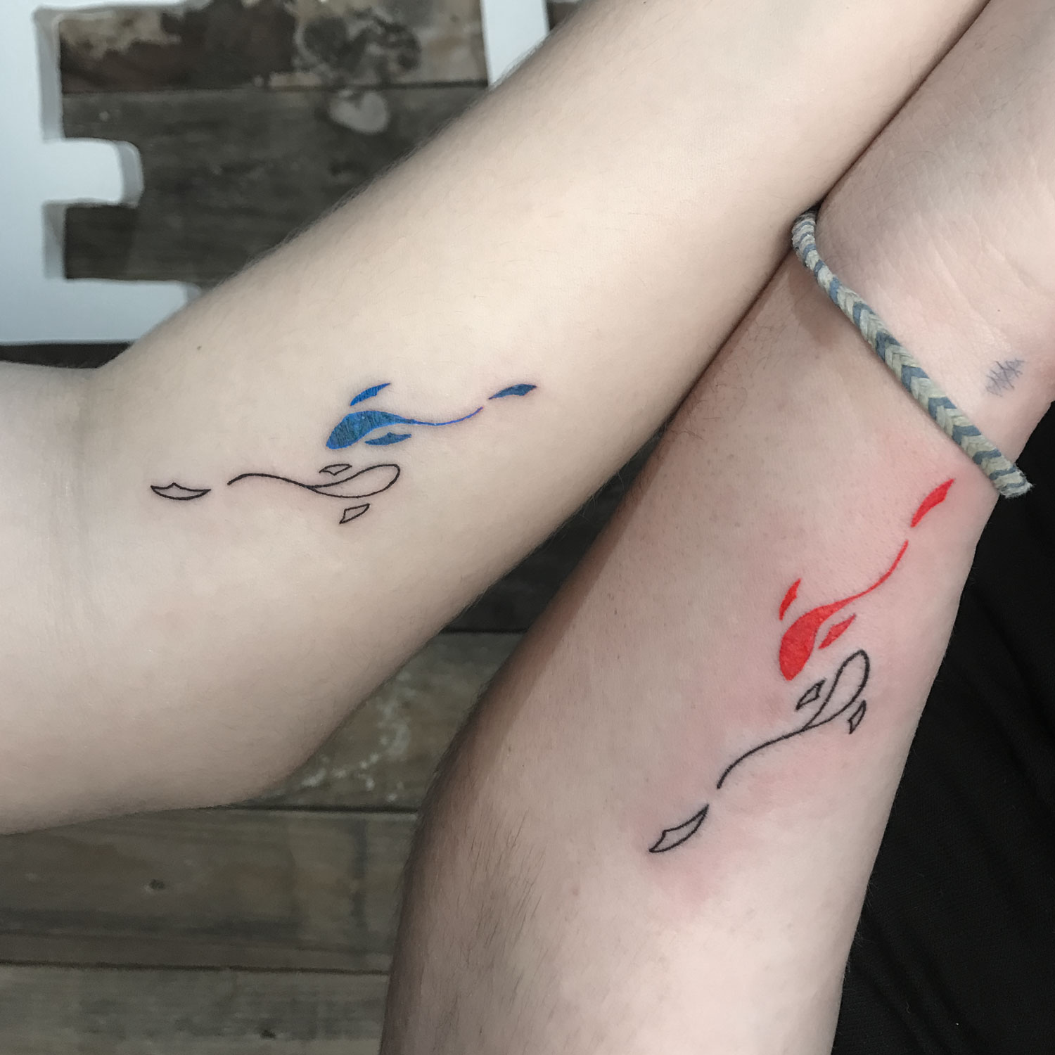 tatuaje blanco y negro y color peces