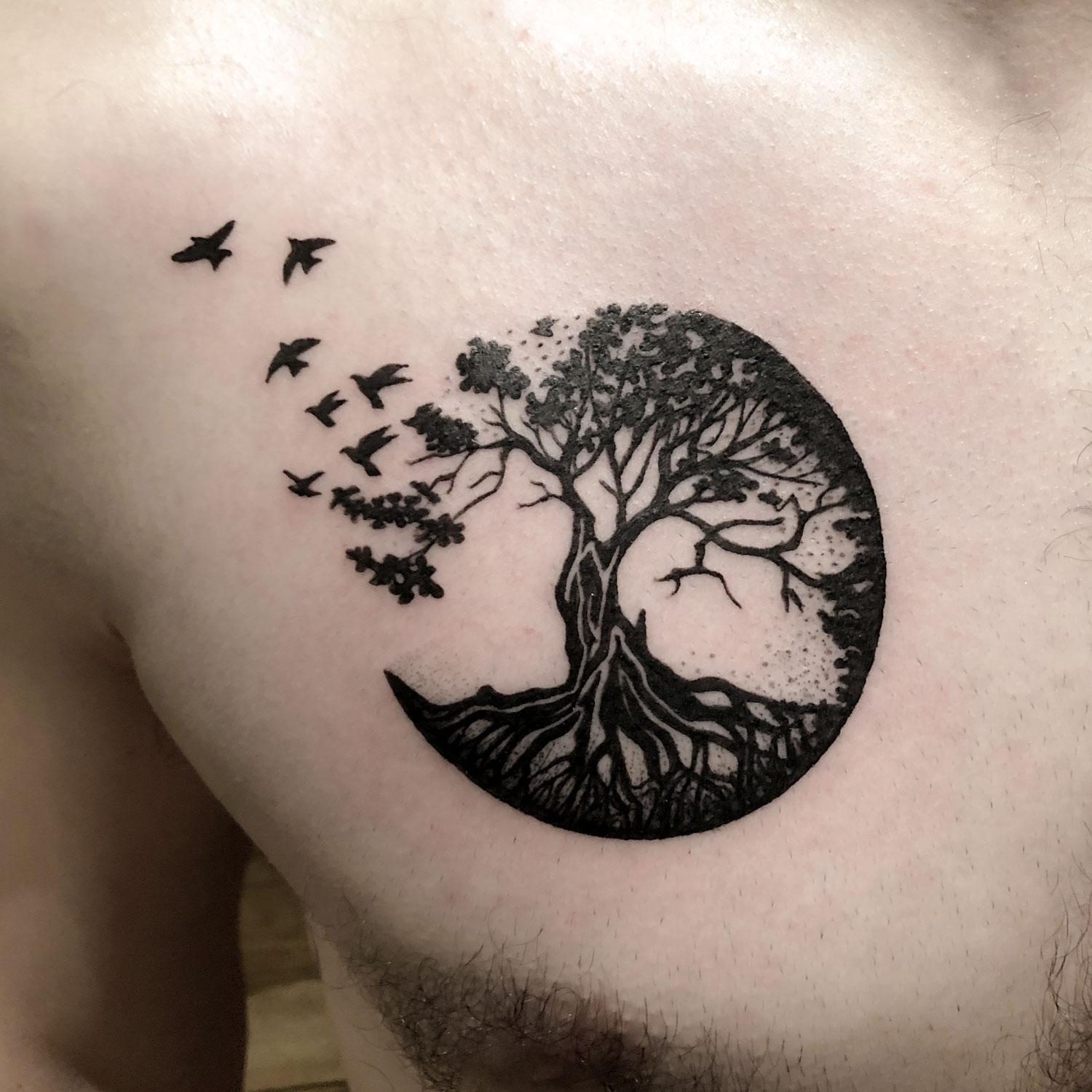tatuaje blanco y negro árbol de la vida