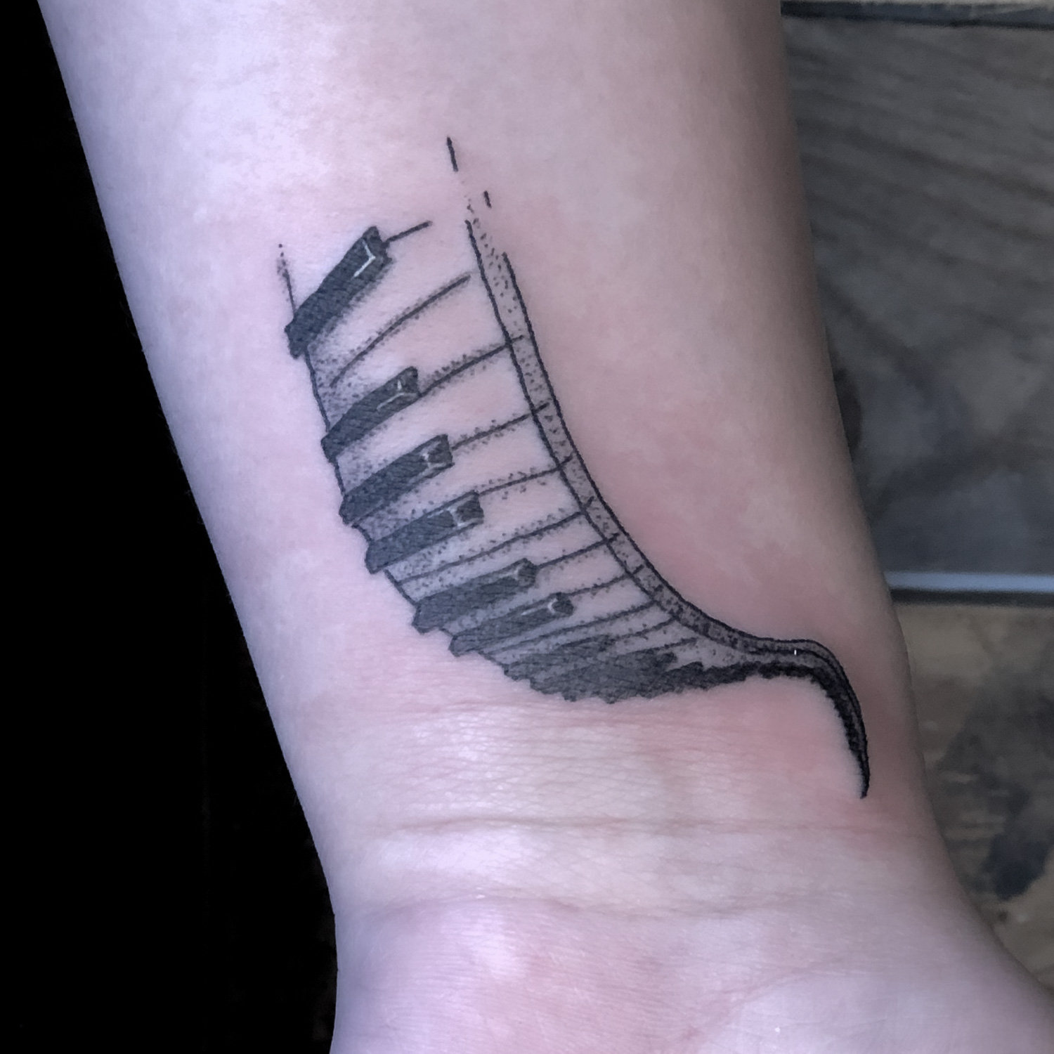 tatuaje blanco y negro teclado piano dot work