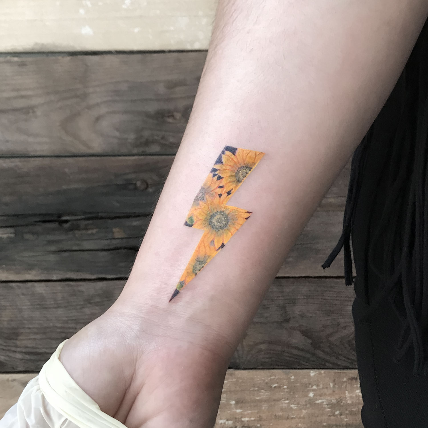 tatuaje color rayo de flores