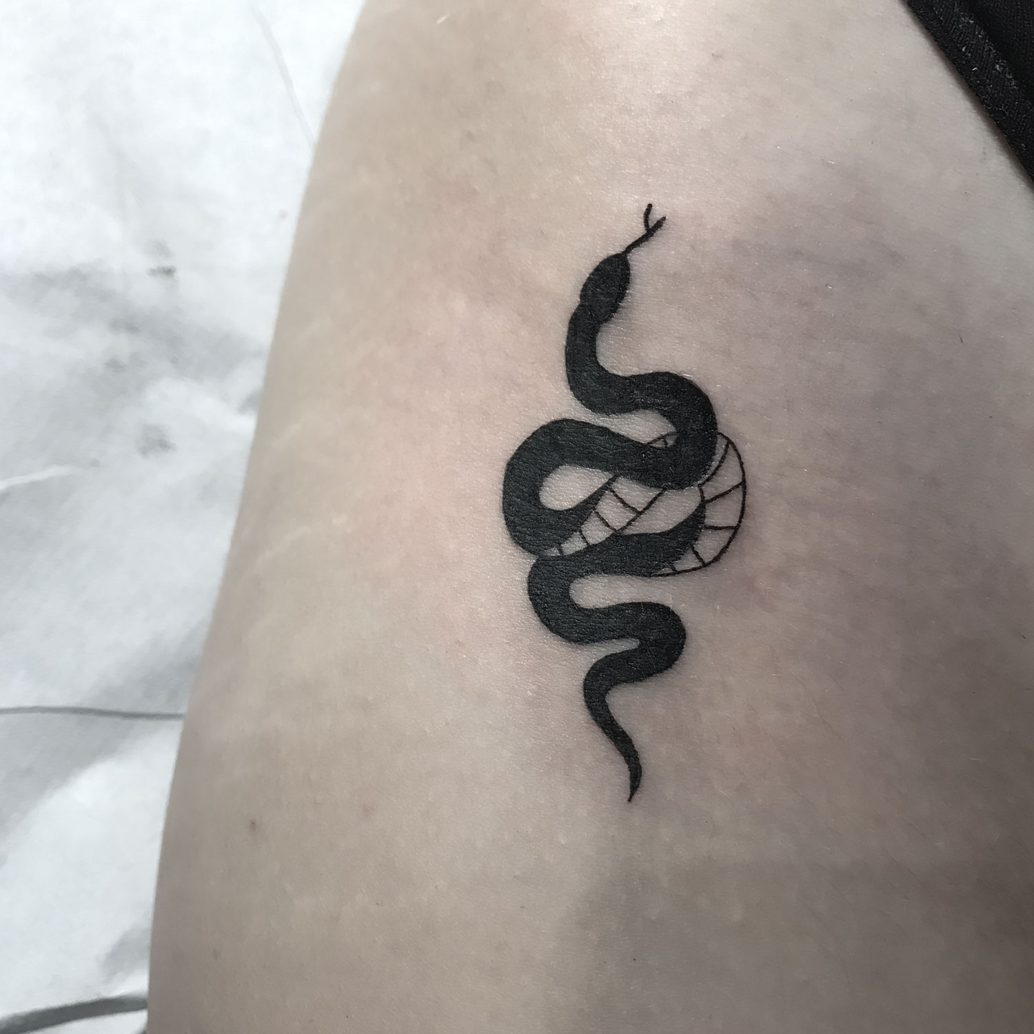 tatuaje blanco y negro serpiente