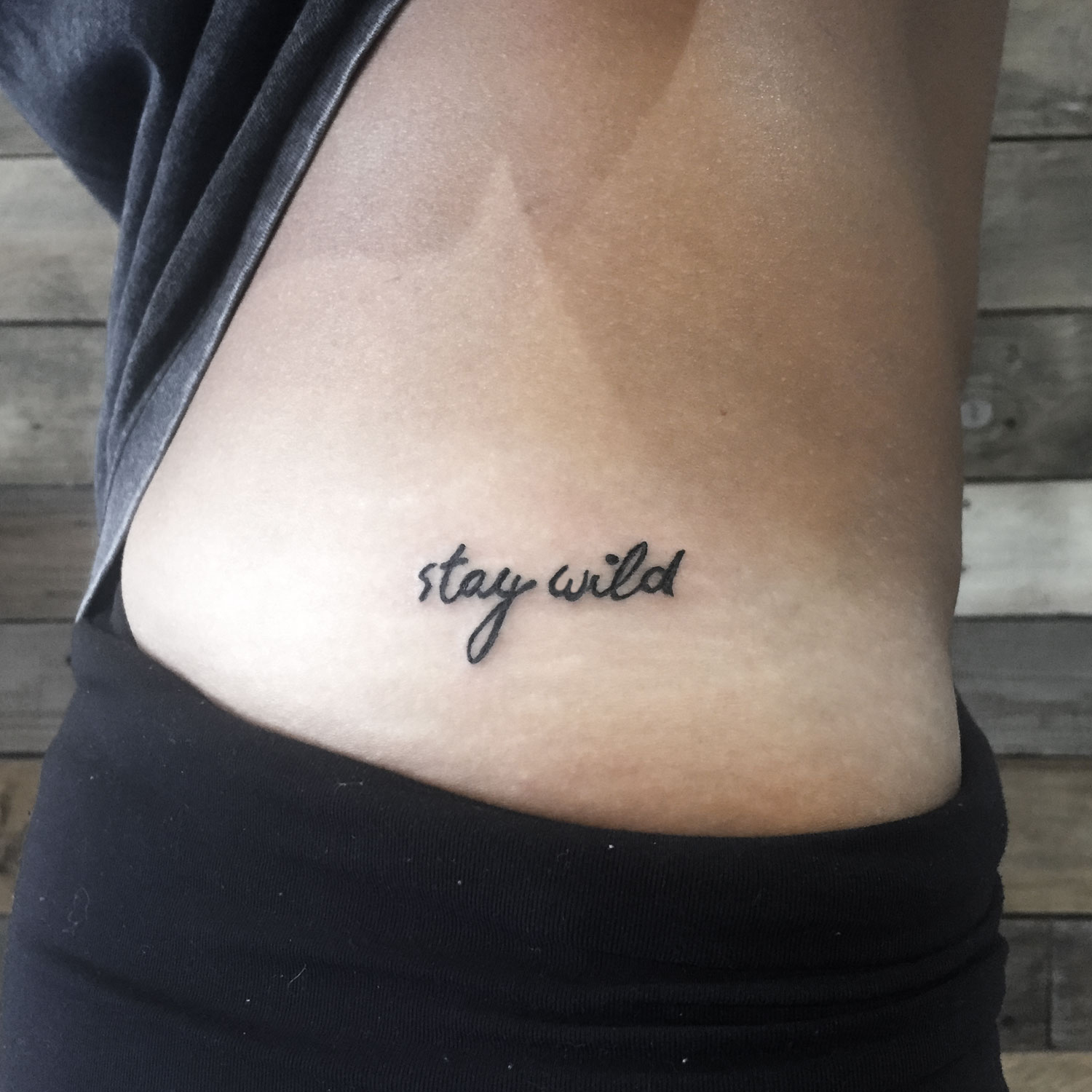 Tatuaje lettering de la palabra Stay wild