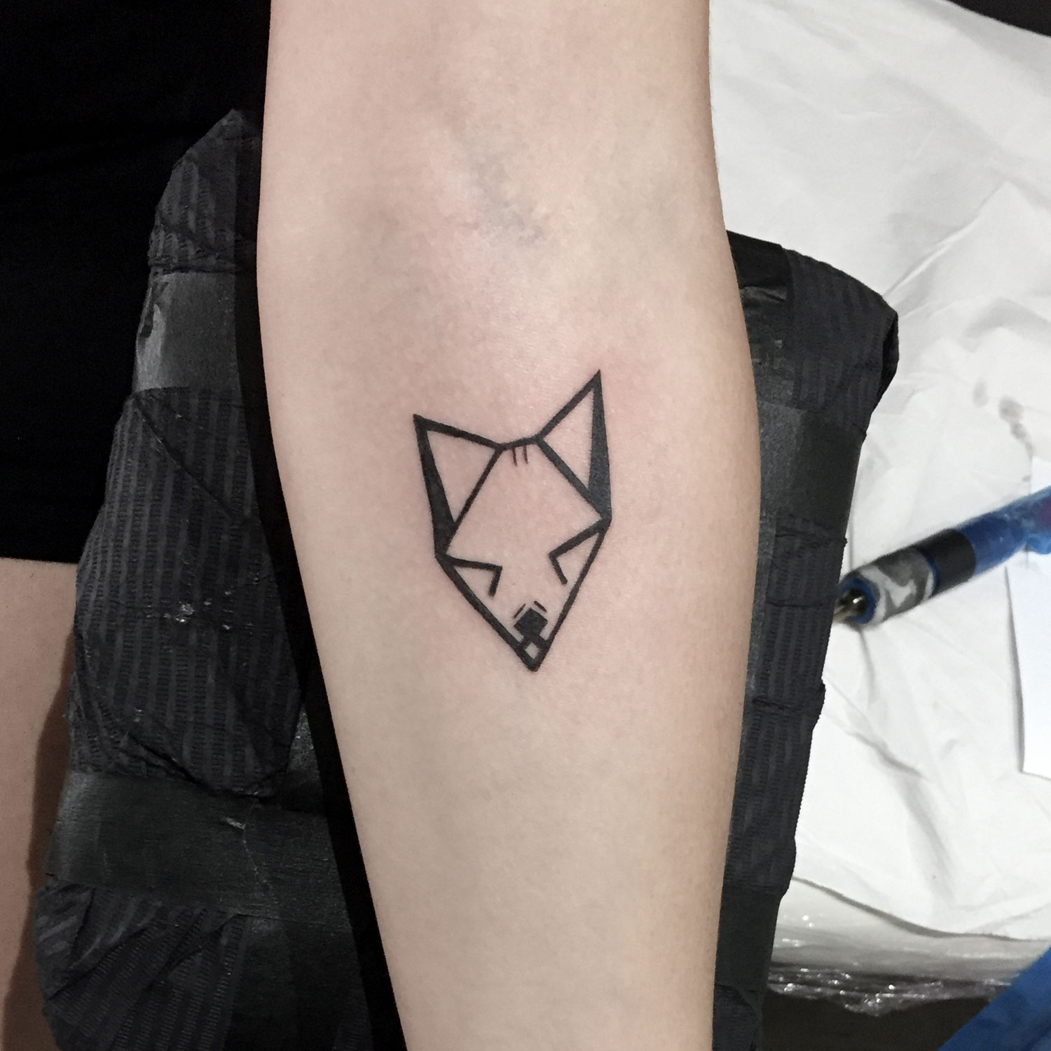 tatuaje blanco y negro zorro