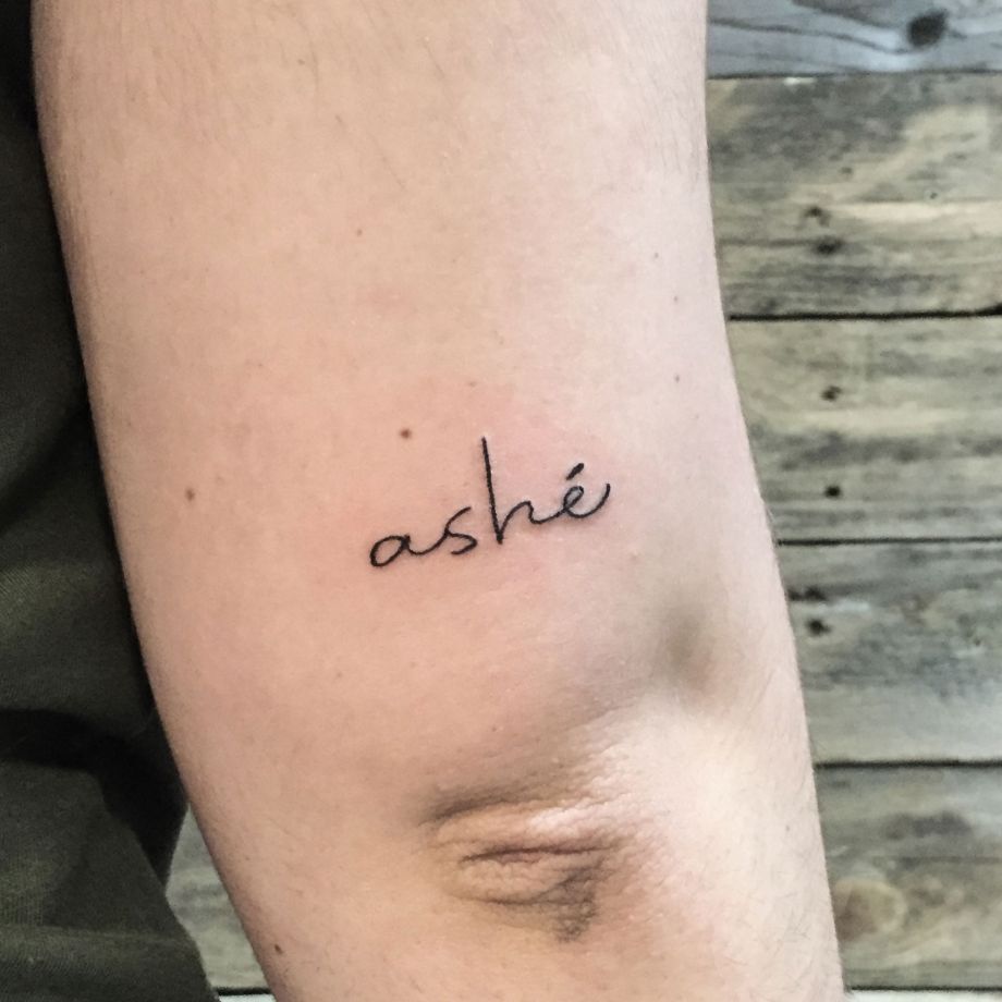 Tatuaje lettering de "ashé"