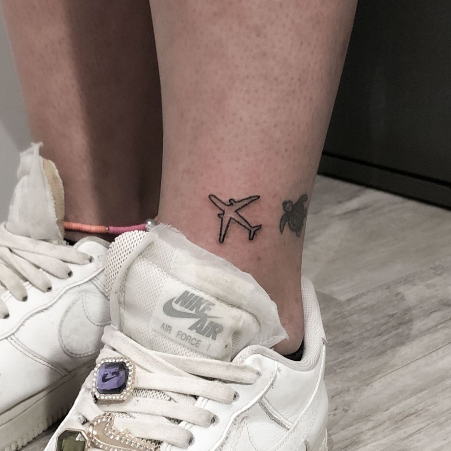 Tatuaje fine line de un avión