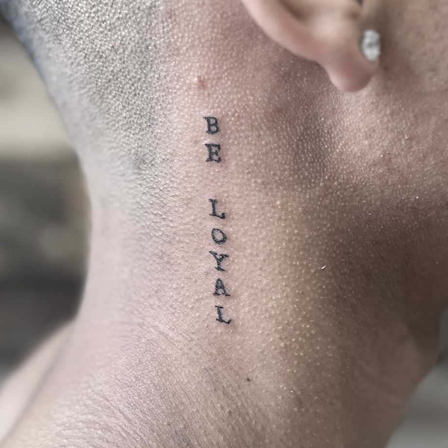 Tatuaje lettering "BE LOYAL"