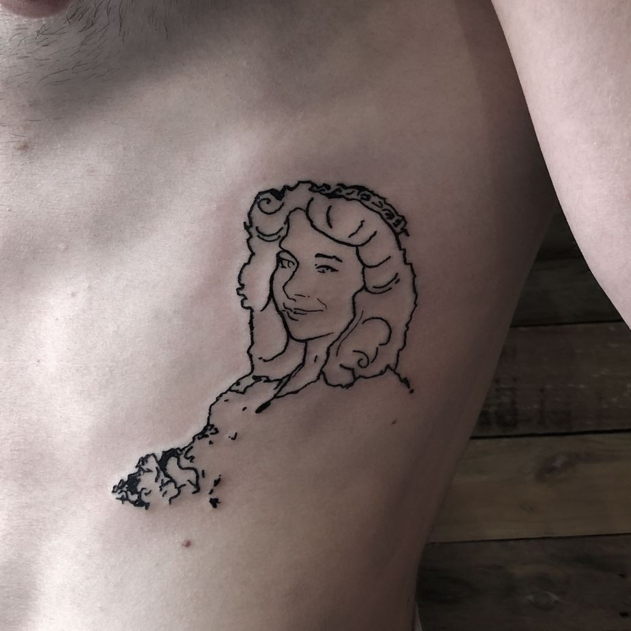 Tatuaje fine line de un rostro femenino (basado en una foto)