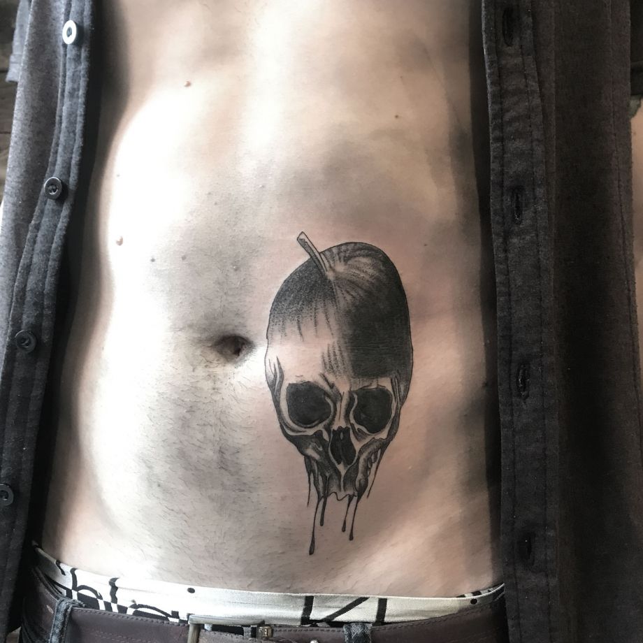Tatuaje black work de cráneo-manzana