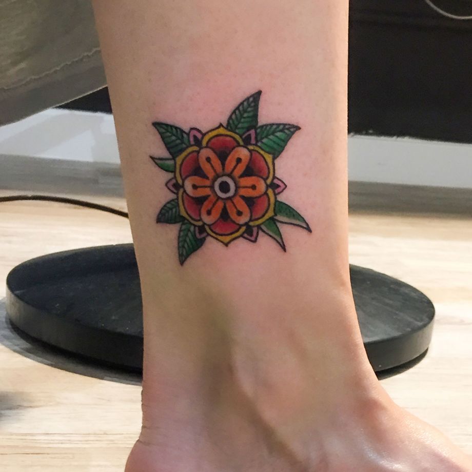 Tatuaje en color de una flor old school