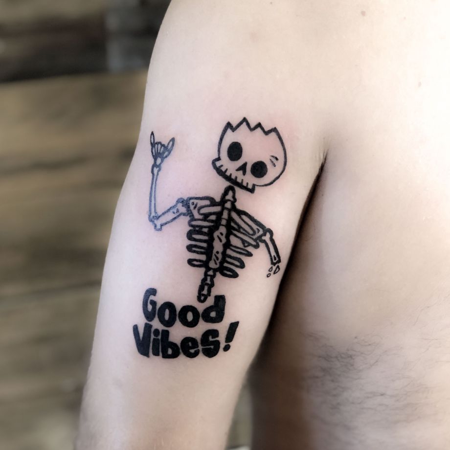 Tatuaje black work del esqueleto de un surfer