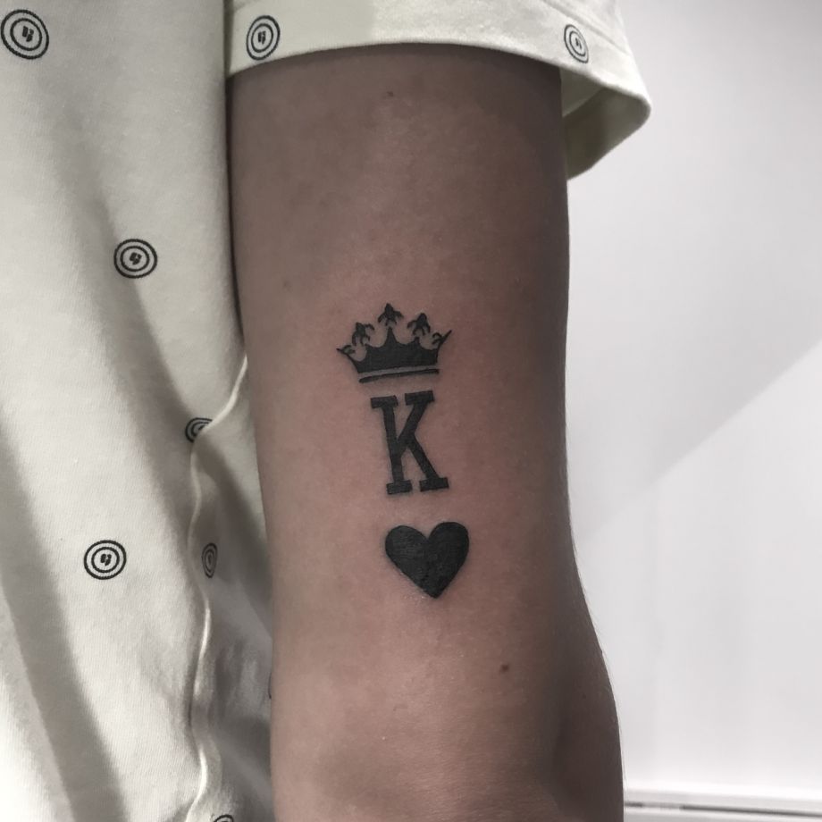 Tatuaje de la K de corazones