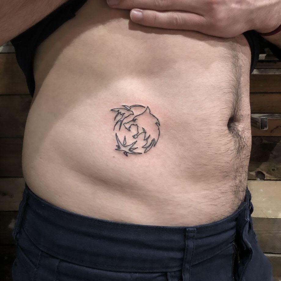 Tatuaje fine line de la silueta de un lobo