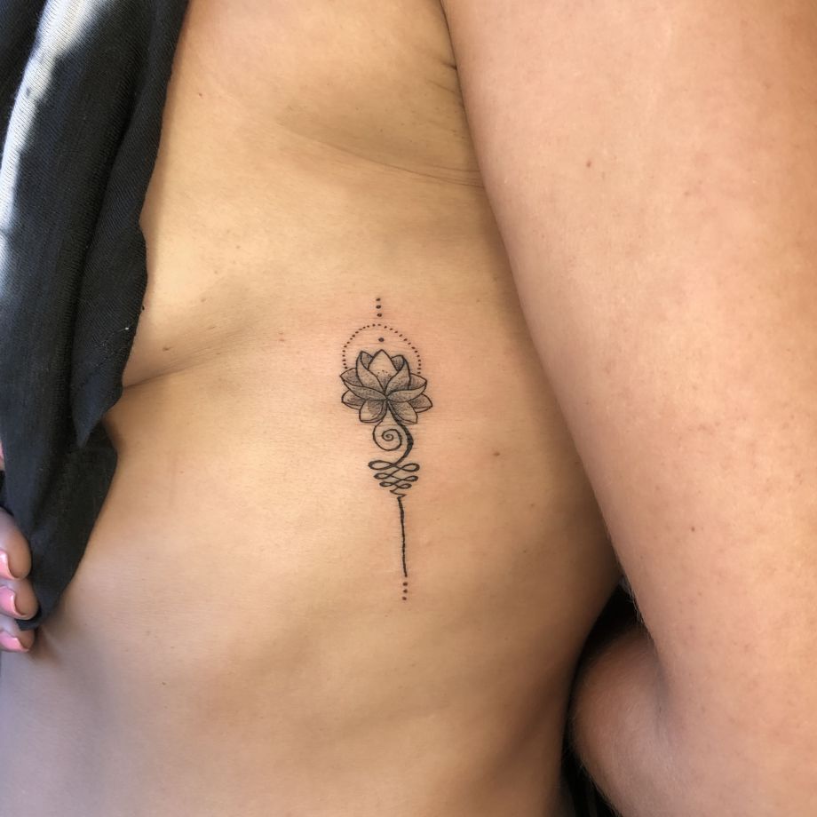 Tatuaje black work de una flor de loto