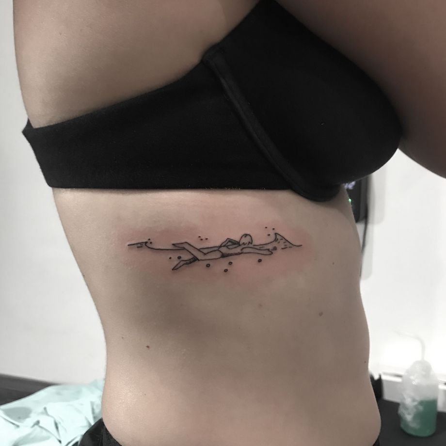 Tatuaje fine line de una nadadora