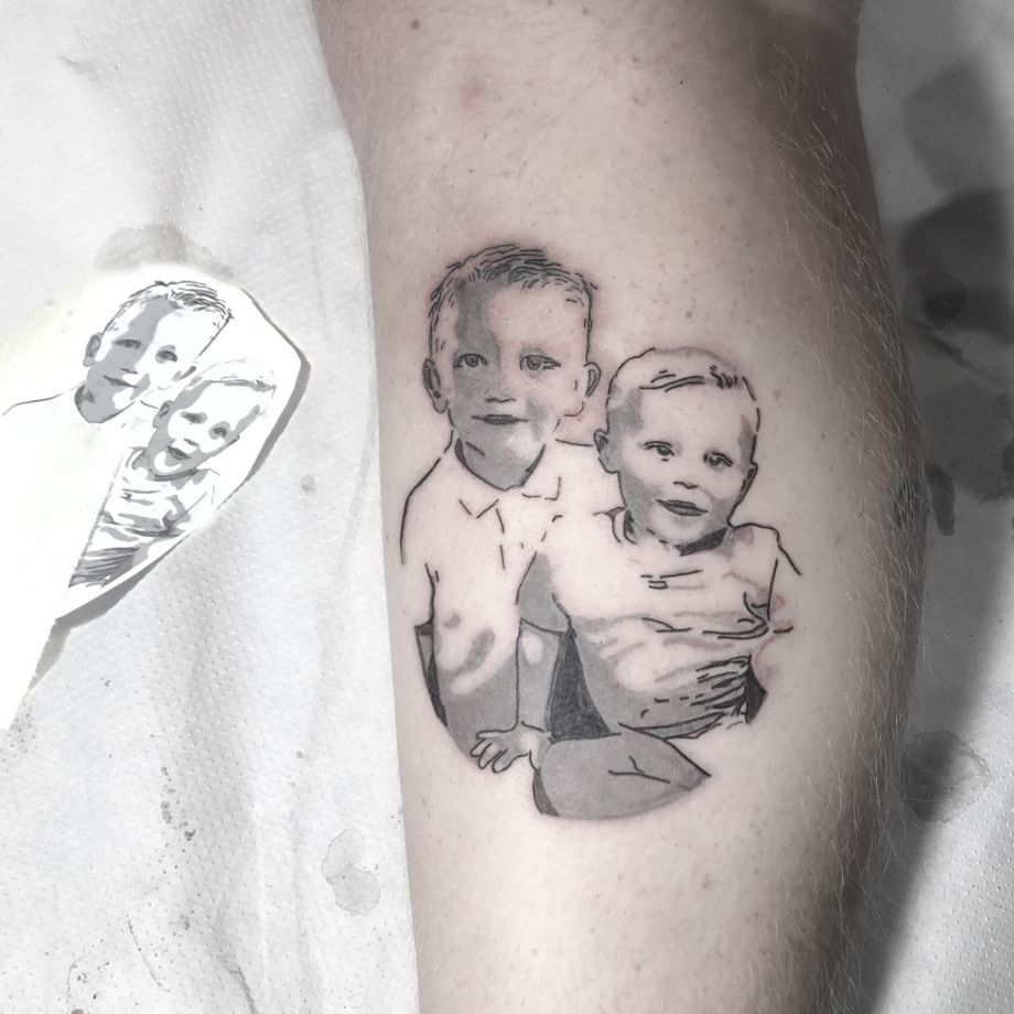Tatuaje ilustrativo de dos rostros de unos niños