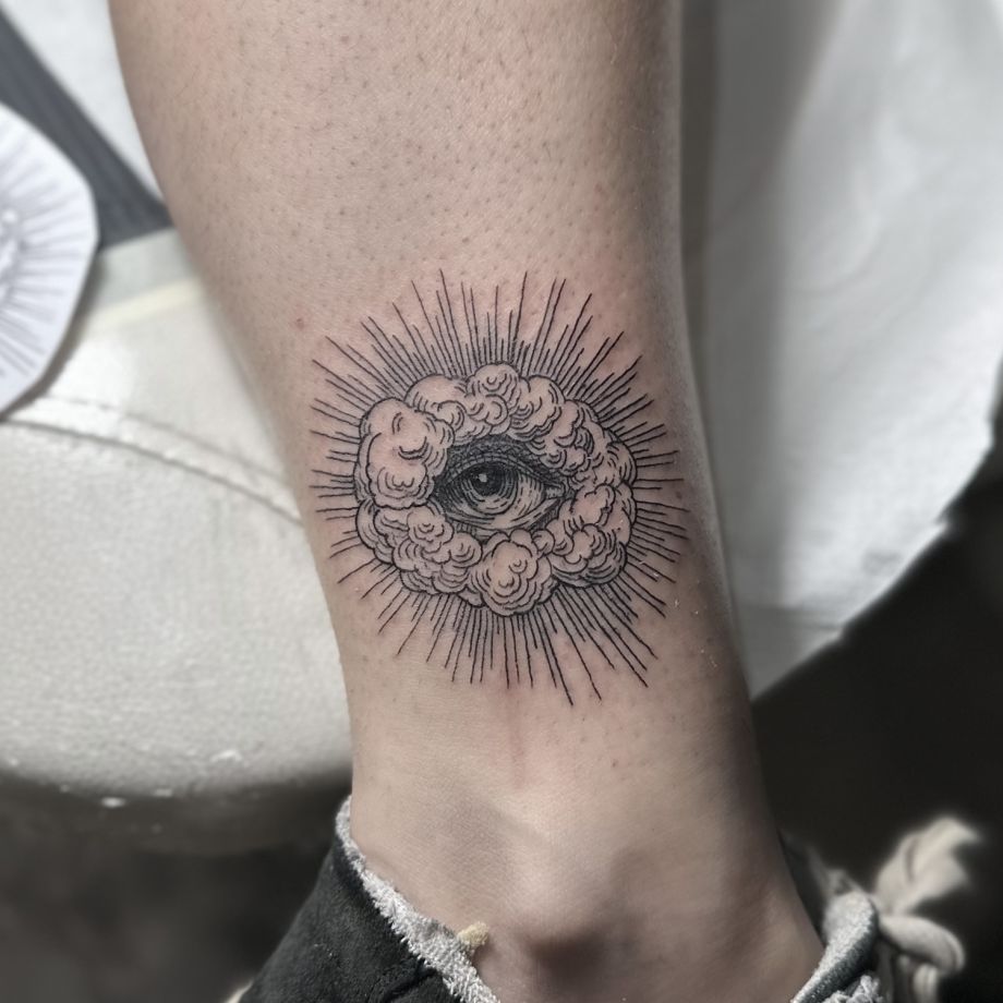 Tatuaje estilo grabado de un ojo y una nube