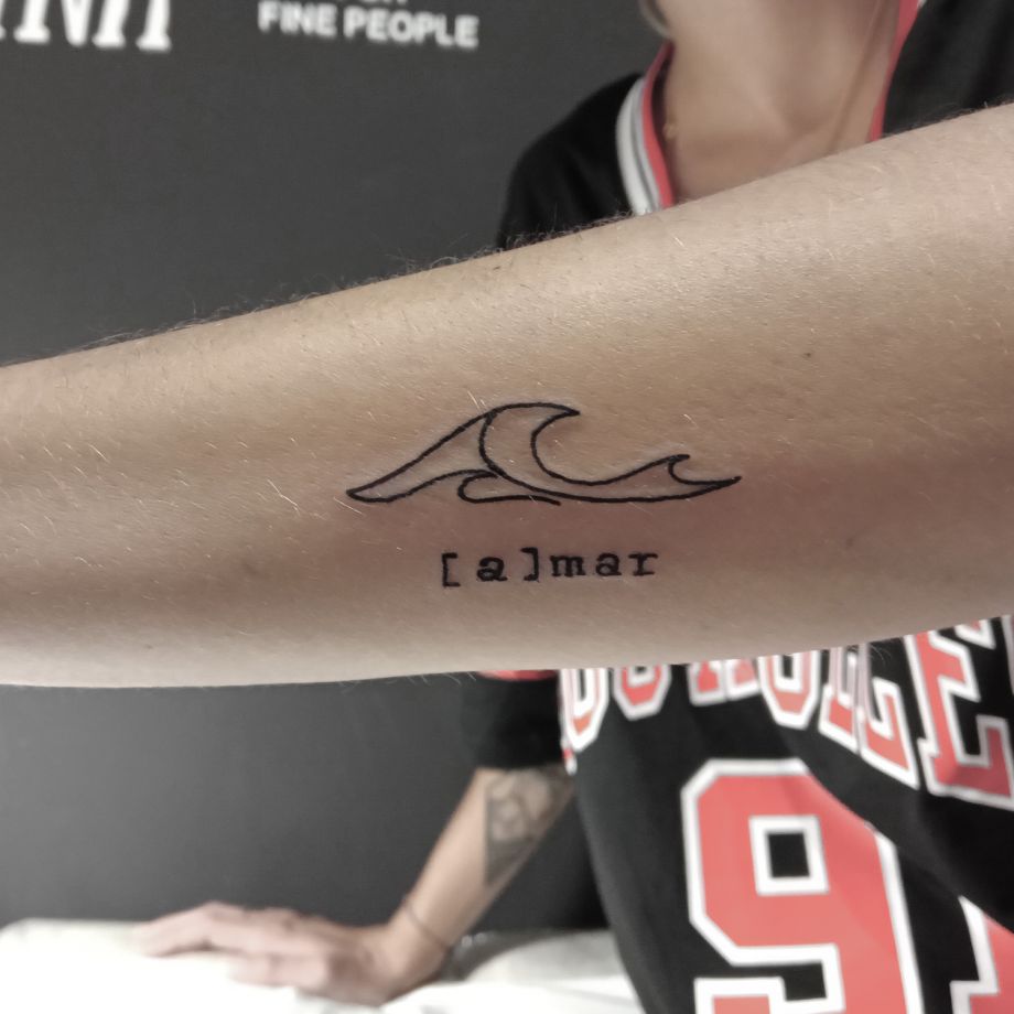 Tatuaje de línea de una ola con una palabra