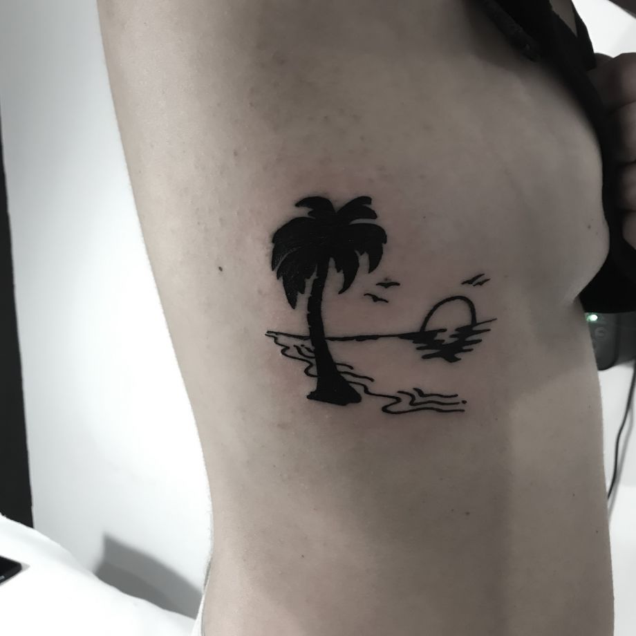 Tatuaje black work de una playa