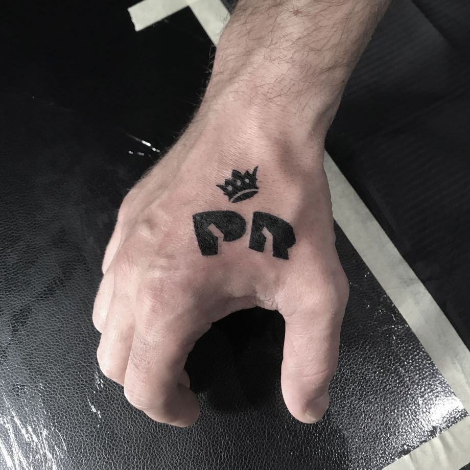 Tatuaje black work de un logo