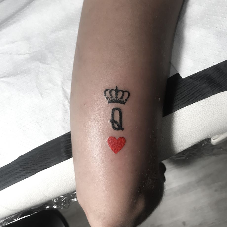 Tatuaje de la Q de corazones