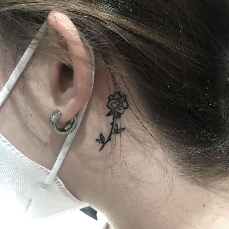 Tatuaje de línea de una rosa