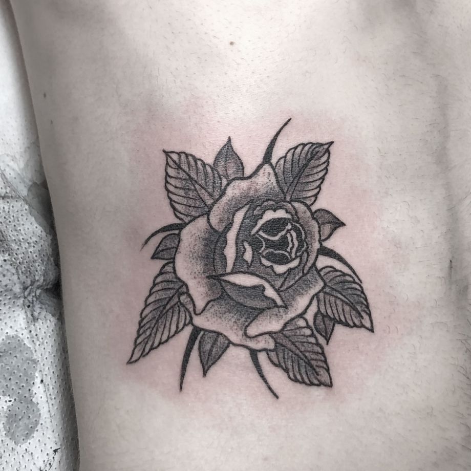 Tatuaje black work de una rosa