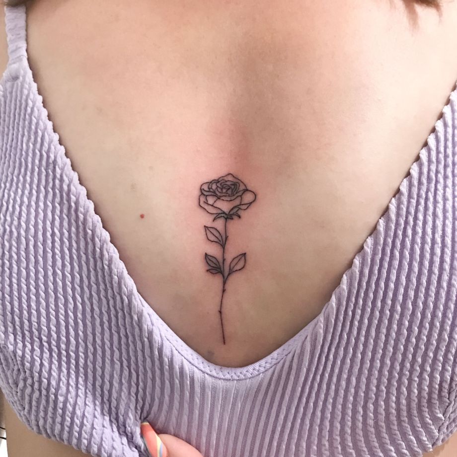 Tatuaje fine line de una rosa