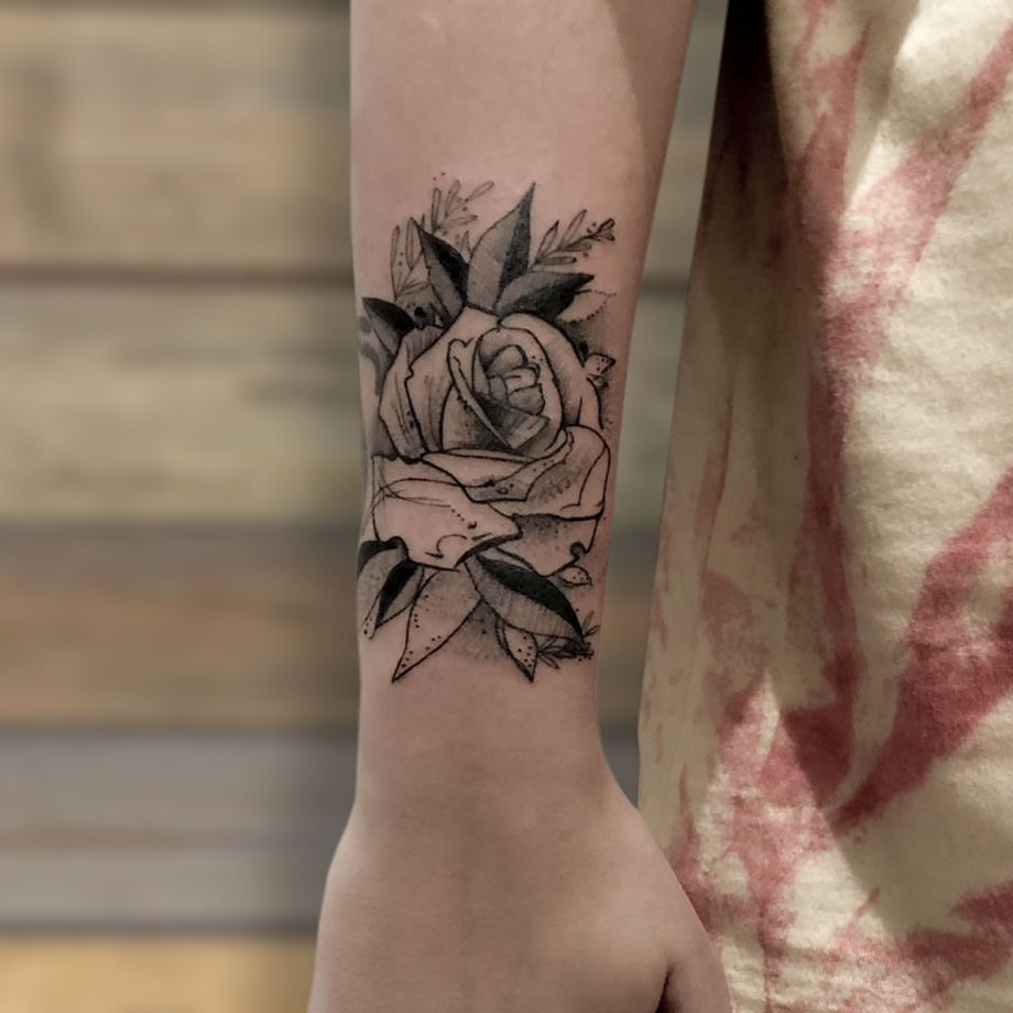 Tatuaje black work de una rosa