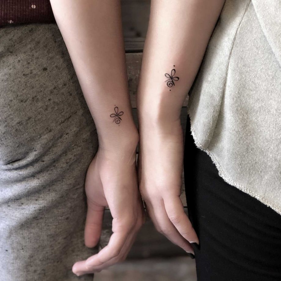 Tatuajes fine line de unos símbolos celtas