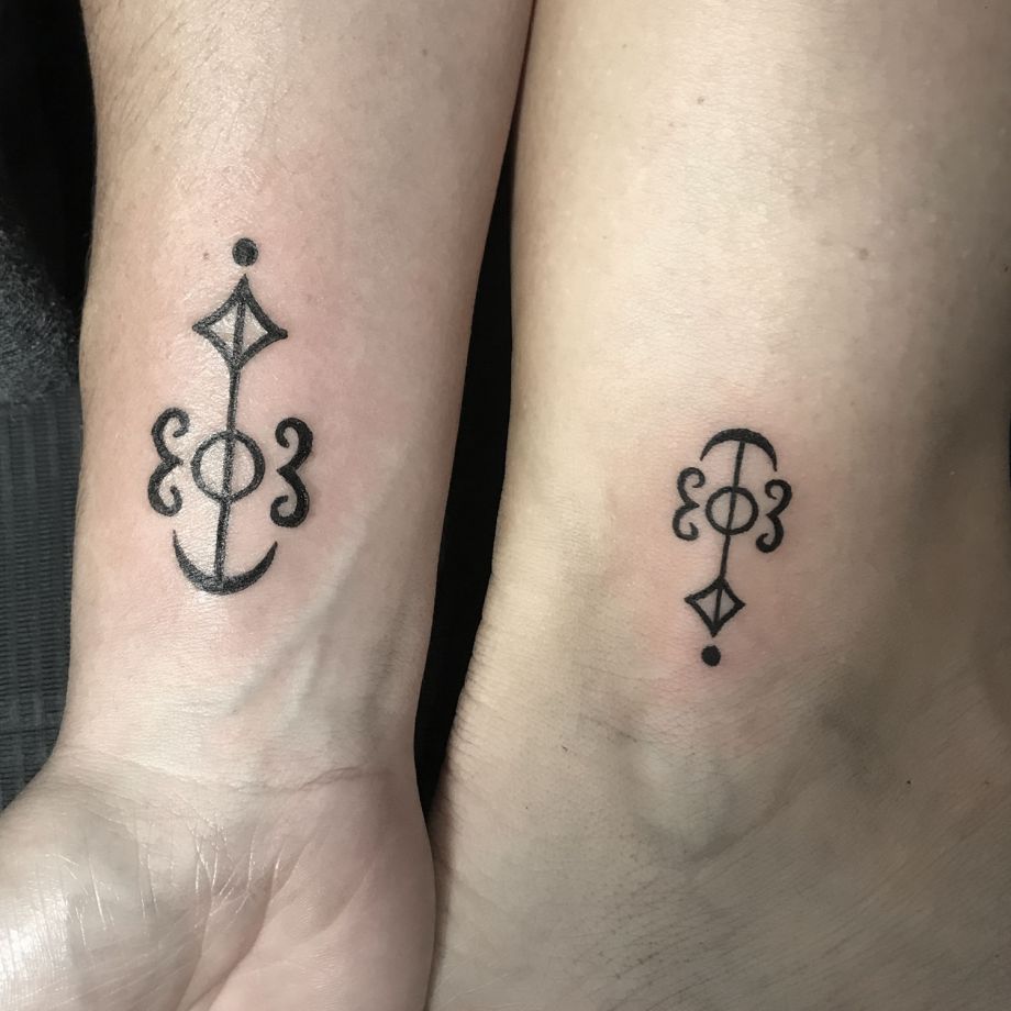 Tatuajes black work del símbolo élfico de la amistad