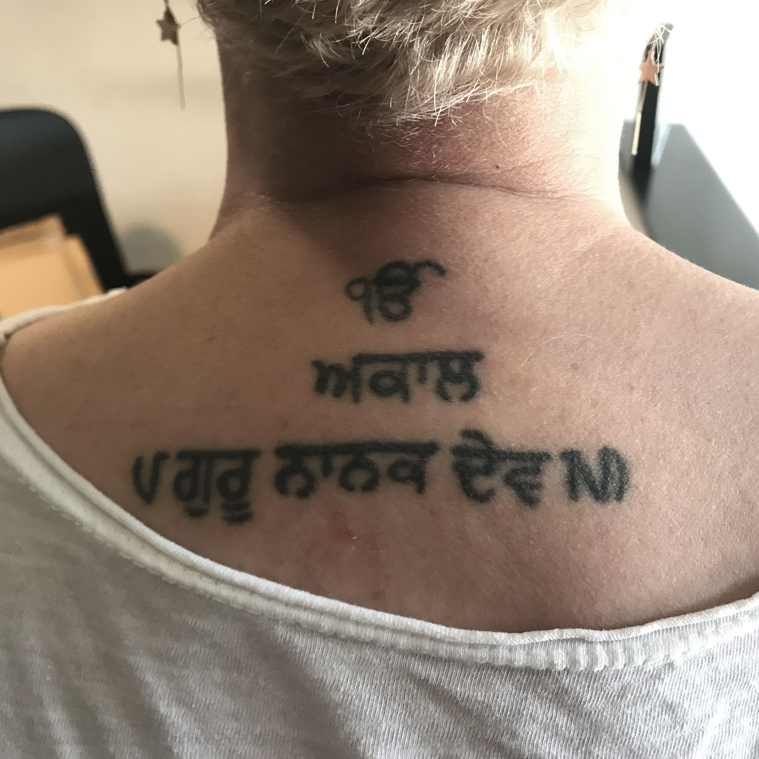 Tatuaje lettering en Sikhi